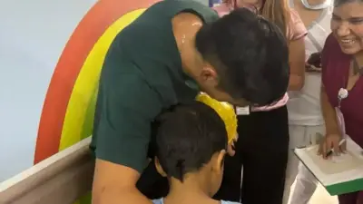 Fabián Sambueza muestra su lado humano en emotiva visita a niños de la Fundación Cardiovascular