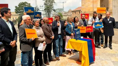 Fajardo presenta compromiso anticorrupción y responde a Cepeda sobre debate presidencial