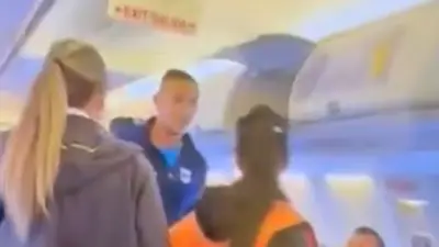 Futbolista argentino grita 'bomba' en avión y activa protocolo de seguridad