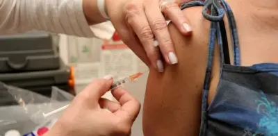 Gobierno fija plazo hasta el 2 de mayo para vacunación masiva en Colombia