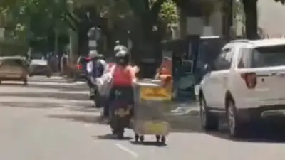 Imprudencia en Medellín: adultos llevan niña sin casco y arrastran carro de comidas en moto