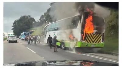 Incendio de bus en Alto del Vino complica Plan Retorno en vía Bogotá-La Vega