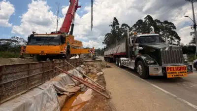 Inician levantamiento de vigas para puente sobre el Río Negro en Antioquia