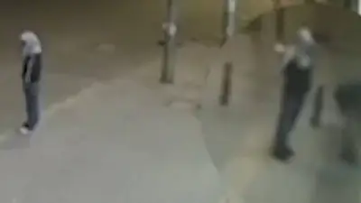 Intento de robo frustrado en Bogotá: ladrones rompieron candados pero puerta de seguridad los detuvo