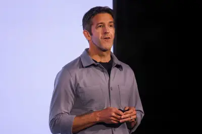 John Ternus asume como CEO de Apple enfrentando crisis de talento y renovación directiva