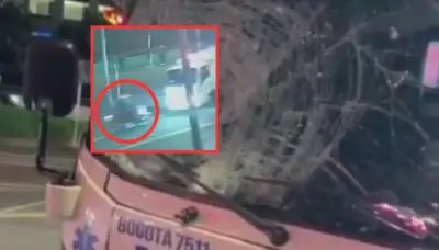 Joven en estado crítico tras ser atropellado por ambulancia que invadió carril en Bogotá