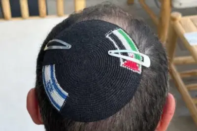 Judío detenido en Israel por usar kipá con bandera palestina