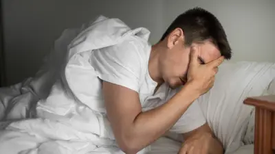 Jóvenes repiten hábito nocturno que les daña el sueño: ¿cuál es?