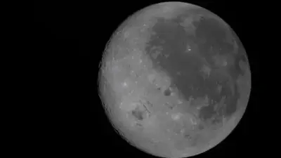 La tripulación de la misión Artemis II de la NASA sobrevuela la Luna en preparación para el regreso humano
