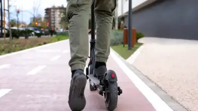 Ley 2486 de 2025: Edad mínima y normas de seguridad para patinetas eléctricas en Colombia
