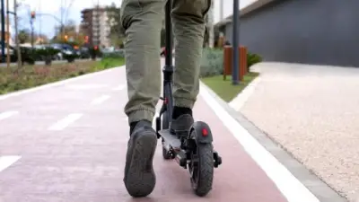 Ley 2486 de 2025 regula patinetas eléctricas en Colombia con nuevas normas de seguridad
