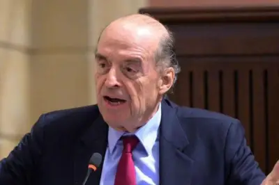 Álvaro Leyva enfrenta juicio formal: Fiscalía radica acusación por escándalo de pasaportes