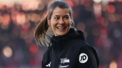 Marie-Louise Eta hace historia como primera mujer en dirigir equipo masculino de la Bundesliga