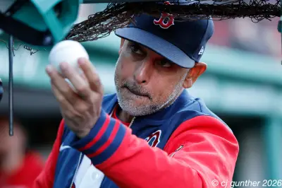 Medias Rojas despiden a Alex Cora y cinco coaches tras mal inicio
