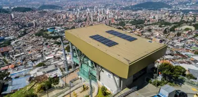 Metro de Medellín ahorró $81 millones con paneles solares en 2025, generando energía para 54 hogares