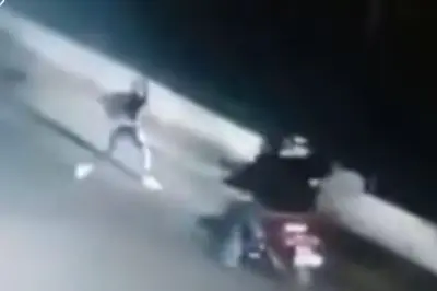 Mujer arrastrada por cuadras tras enfrentar a ladrones en Bogotá: video evidencia brutalidad