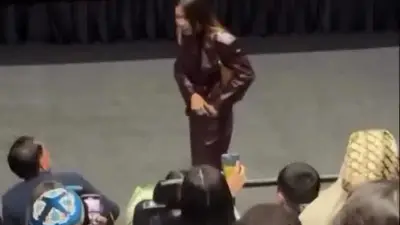 Mujer sorprende a su esposo infiel en pleno cine en Kazajistán