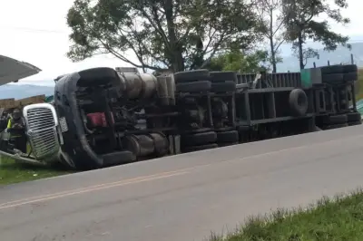 Nuevo accidente en peaje Casablanca: camión se volcó en mismo punto de tragedia familiar