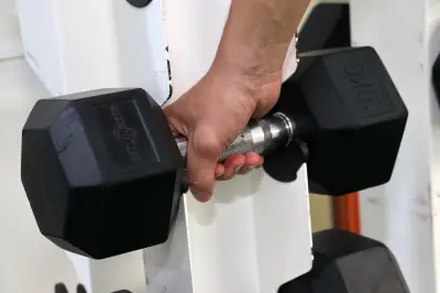 Peso muerto: Neurocirujano colombiano alerta sobre graves riesgos para la columna vertebral