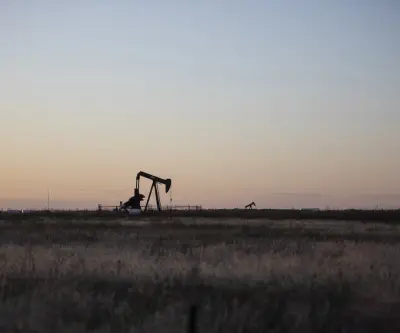 Petróleo y gas se desploman tras alto el fuego en Medio Oriente que busca reabrir el estrecho de Ormuz