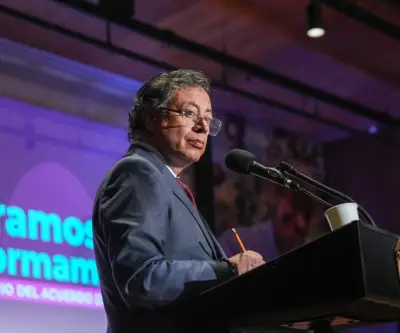 Petro atribuye duplicación de ventas de eléctricos a aranceles sobre gasolina