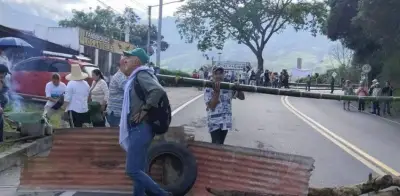 Petro ordena desbloqueo de vías con fuerza pública y amenaza con cárcel a alcaldes