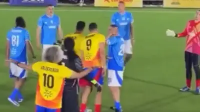 Pibe Valderrama protagoniza tenso enfrentamiento con jugadores italianos en torneo de leyendas