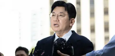 Policía de Corea del Sur solicita orden de arresto contra presidente de Hybe, empresa de BTS