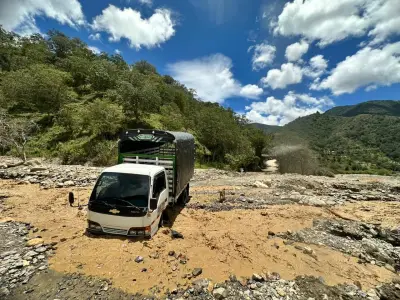 Problemas de transitabilidad en vía Onzaga-San Joaquín por creciente de quebrada La Leona