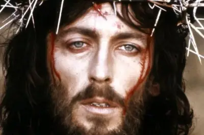 Robert Powell: 50 años como el rostro icónico de Jesús en la televisión mundial
