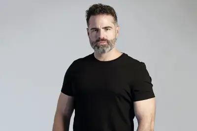 Roberto Manrique sufre accidente con escenografía durante preestreno teatral