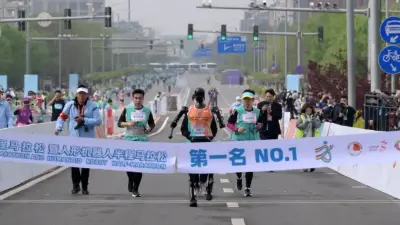 Robots humanoides desafían a corredores en maratón nocturna de Beijing