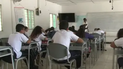 Sicario secuestra bus escolar con 20 niños en Cali durante persecución policial