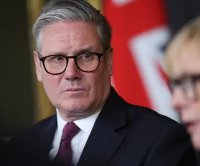 Starmer enfrenta votación clave por escándalo Mandelson