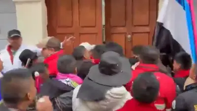 Tensión en Cancillería: Minga Indígena Misak intenta ingreso forzado durante protesta en Bogotá