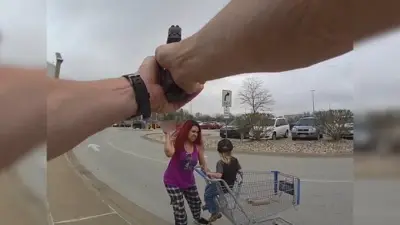 Terror en Walmart de Omaha: Mujer con demencia secuestra y apuñala a niño de 3 años antes de ser abatida por policía