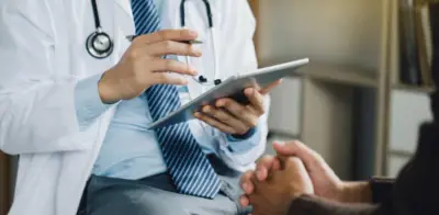 Testimonio de tiktoker sobre sueroterapia reaviva alertas por riesgos en clínicas estéticas