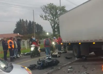 Tragedia vial en Sibaté: choque múltiple entre furgón y motos deja un muerto y tres heridos