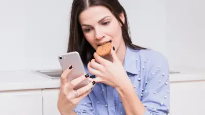 Usar el celular al comer revela aspectos de su personalidad