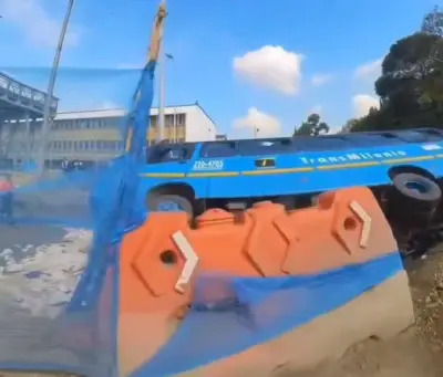Video revela el momento exacto del volcamiento de un SITP en obras de Transmilenio en Bogotá