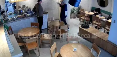 Violento robo a mano armada en café de Chapinero a plena luz del día captado en video