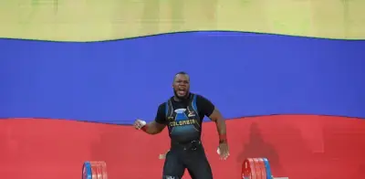 Yeison López arrasa en Panamá: triple récord mundial y oro panamericano en pesas