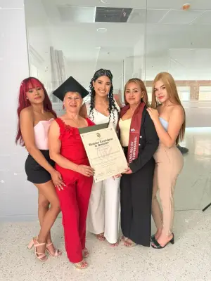 Yeris Dayrin Delgado Hernández recibe su grado en las UTS