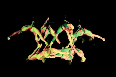 Zenit Aerial Ballet cierra el FIAV 2026 en Bogotá con el espectáculo aéreo 'Nexus'