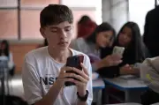 Alto uso de celulares en Colombia coincide con preocupación mundial por adicción a redes sociales en menores