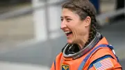 Astronauta Christina Koch se convierte en 'plomera espacial' al reparar sanitario en cápsula Orión