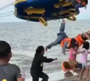 Atracción acuática 'el gusanito' se descontrola en el Pacífico: turistas lanzados por el aire