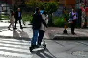 Bogotá regula el auge de patinetas eléctricas tras 7.000 viajes diarios en ciclorrutas