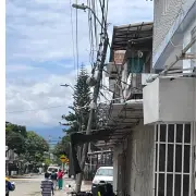 Cali: Familia en Mariano Ramos alerta por poste a punto de caer tras choque de camión; Emcali responde