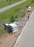 Camión de libros volcado en Cartagena: ¿Civismo o desinterés? La carga quedó intacta